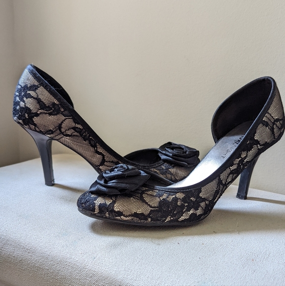 Floral Lace Heels - Picture 4 of 6